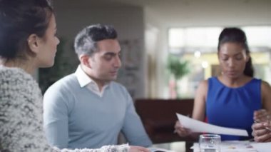 rakamlar ekibi ile tartışırken Yöneticisi