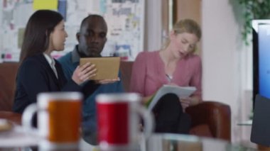 fikirleri tartışmak iş takım