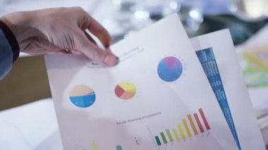  adam bir toplantı panelinde karşısında oturur