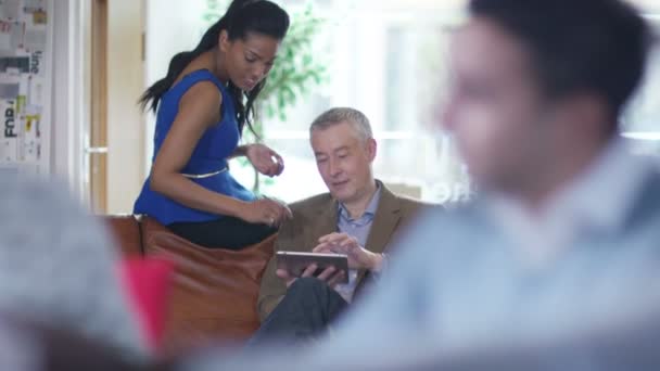 équipes commerciales en discussion 