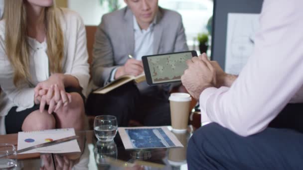 Equipe de negócios olhando para tablet computador — Vídeo de Stock