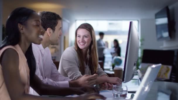 Groupe d'affaires travaillant au bureau 