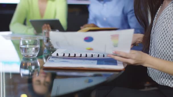 Groupe d'affaires en réunion 