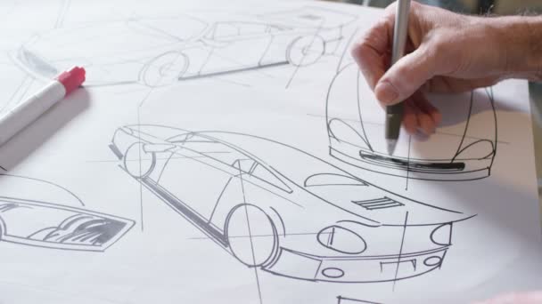 Руки рисуют чертежи автомобильного дизайна — стоковое видео