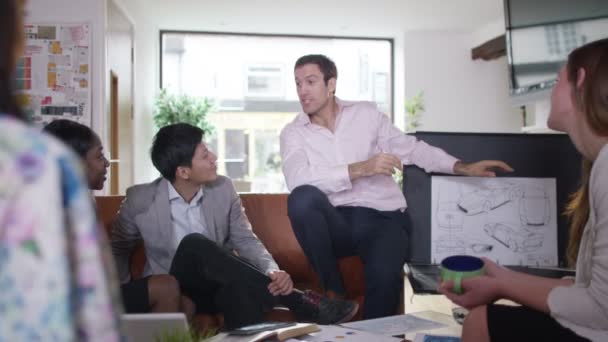 équipe de conception automobile remue-méninges pour des idées 