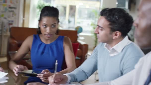 équipe d'affaires regardant sur les chiffres 