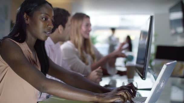 Groupe d'affaires travaillant au bureau 