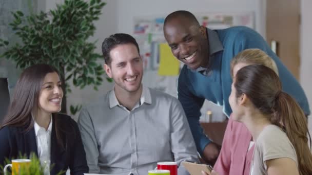 Equipo de negocios discutiendo ideas — Vídeo de stock