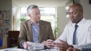 rakamlar ekibi ile tartışırken Yöneticisi