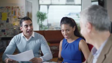 toplantıda meslektaşları ile işadamı