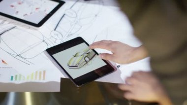 Bilgisayar Tablet kullanarak eller