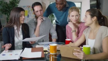 fikirleri tartışmak iş takım