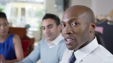 Rakamlar meslektaşları ile tartışan işadamı