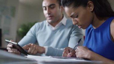 rakamlar tablet üzerinde tartışırken uzmanları