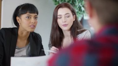  adam bir toplantı panelinde karşısında oturur