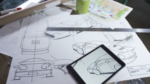 Tableta de ordenador con dibujos de diseño automotriz — Vídeo de stock