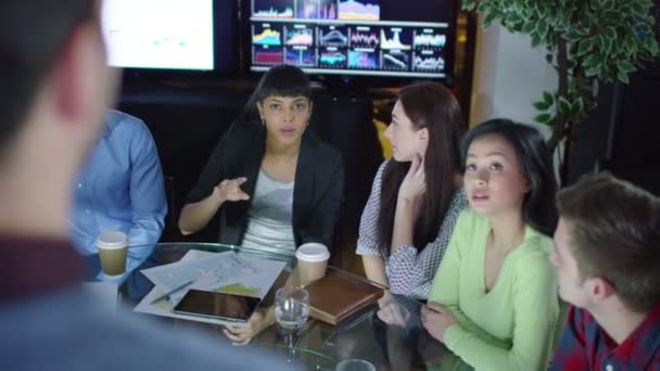 Bedrijfsgroep in een vergadering — Stockvideo