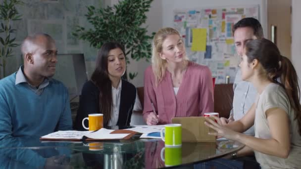 Equipe de negócios sorridente em uma reunião — Vídeo de Stock