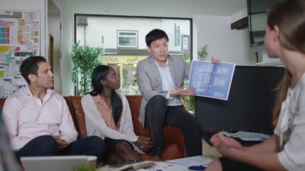 équipe de conception applaudissements en réunion 