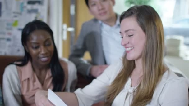 Groupe d'affaires regardant les chiffres de l'entreprise 