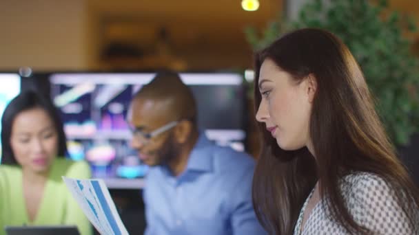 femme d'affaires souriante assise avec des collègues 