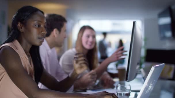 Groupe d'affaires travaillant au bureau 