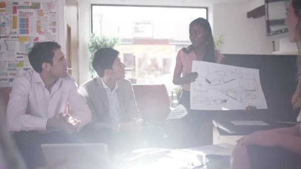 Equipe de design automotivo brainstorming para ideias — Vídeo de Stock