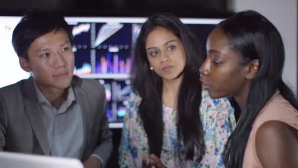 Groupe d'affaires regardant les chiffres de l'entreprise 