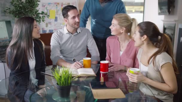 Equipe de negócios sorridente em uma reunião — Vídeo de Stock