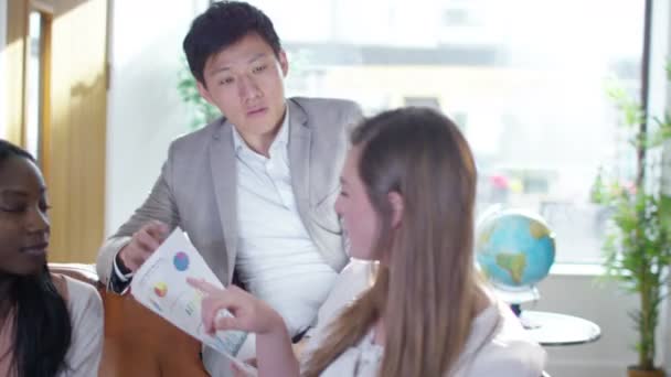 Groupe d'affaires regardant les chiffres de l'entreprise 