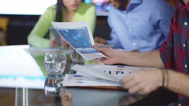 Groupe d'affaires en réunion 