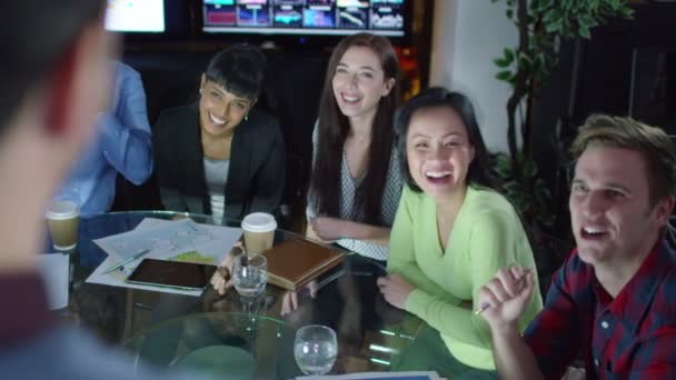  groupe d'affaires riant lors d'une réunion 