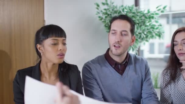  équipe de conception brainstorming pour des idées 