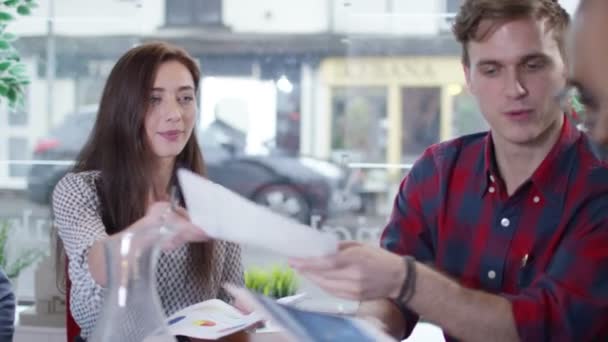 Groupe d'affaires en réunion 