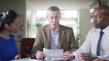 rakamlar ekibi ile tartışırken Yöneticisi