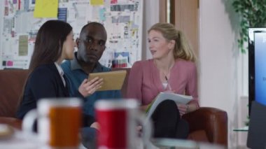 fikirleri tartışmak iş takım