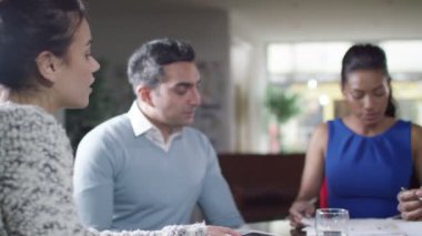 rakamlar ekibi ile tartışırken Yöneticisi