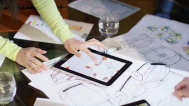 Bilgisayar Tablet kullanarak eller