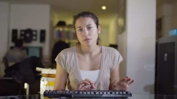 Kantoor werknemer werkt op haar computer — Stockvideo