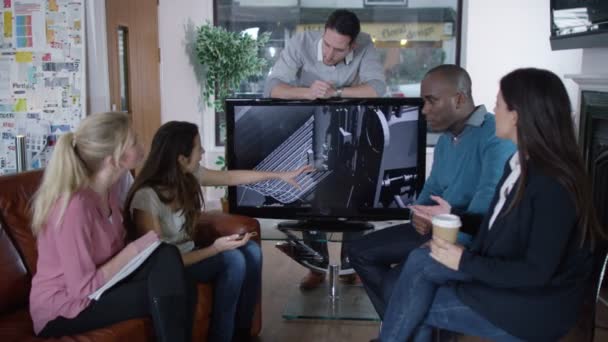 gens d'affaires discutant de conception de produits 