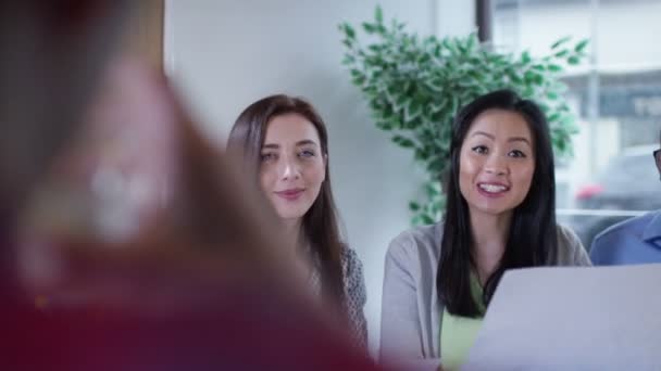  homme siège panneau opposé dans une réunion 