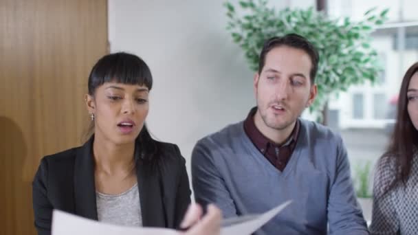  équipe de conception brainstorming pour des idées 