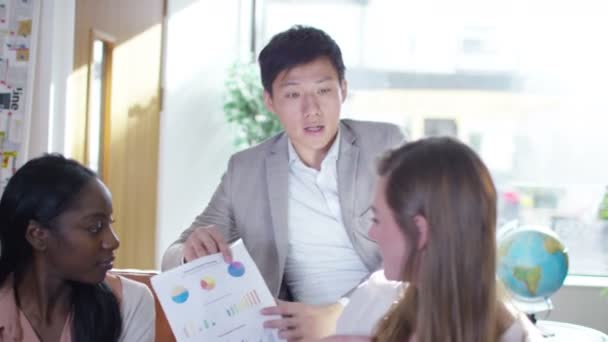 Groupe d'affaires regardant les chiffres de l'entreprise 