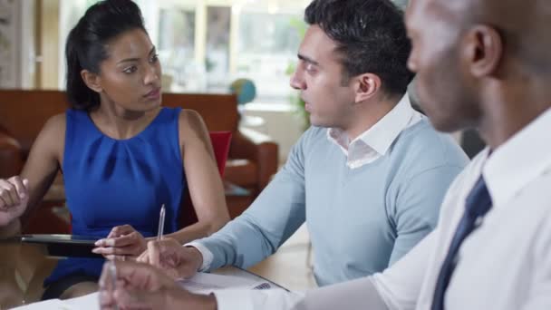 Business team kijkt uit over de cijfers — Stockvideo