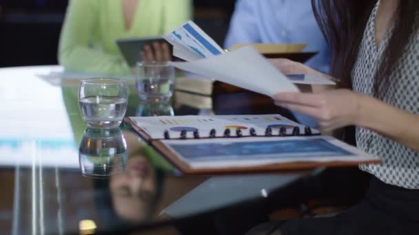 femme d'affaires souriante assise avec des collègues 