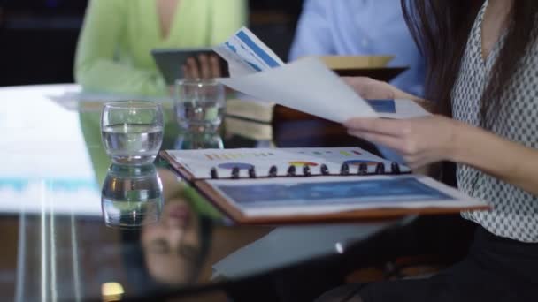 femme d'affaires souriante assise avec des collègues 