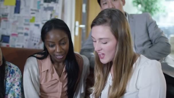 Groupe d'affaires regardant les chiffres de l'entreprise 