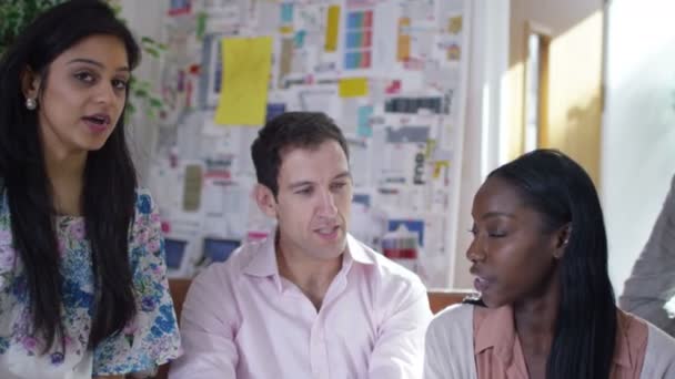 groupe d'affaires brainstorming pour des idées 