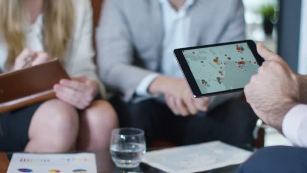 Business team looking on computer tablet — Stock Video