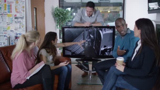 concepteurs discutant de conception de produits 